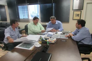 Prefeito Jorge Sloboda em busca de novos projetos.
