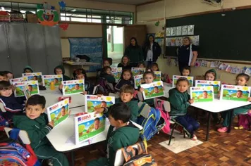 ALUNOS DE EDUCAÇÃO INFANTIL RECEBEM MATERIAL DIDÁTICO