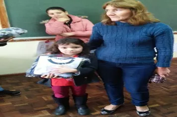 Prefeitura disponibiliza uniformes para alunos da Pré escola da rede municipal de ensino