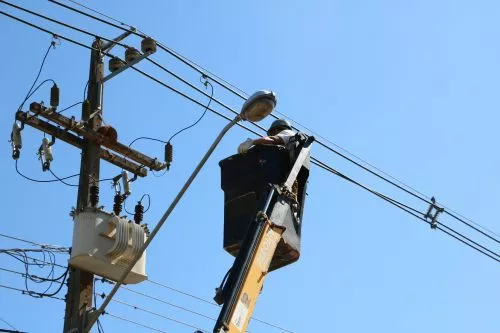 PREFEITURA DE IVAÍ ASSINA CONTRATO PARA NOVOS PONTOS DE ILUMINAÇÃO