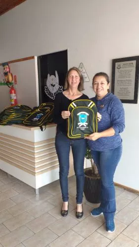 ALUNOS DA APAE RECEBEM MOCHILAS ESCOLARES